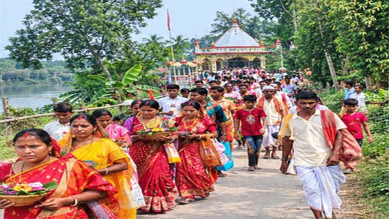 মহালয়া উপলক্ষে বদেশ্বরী মন্দিরের পথে সনাতন ধর্মাবলম্বীরা
