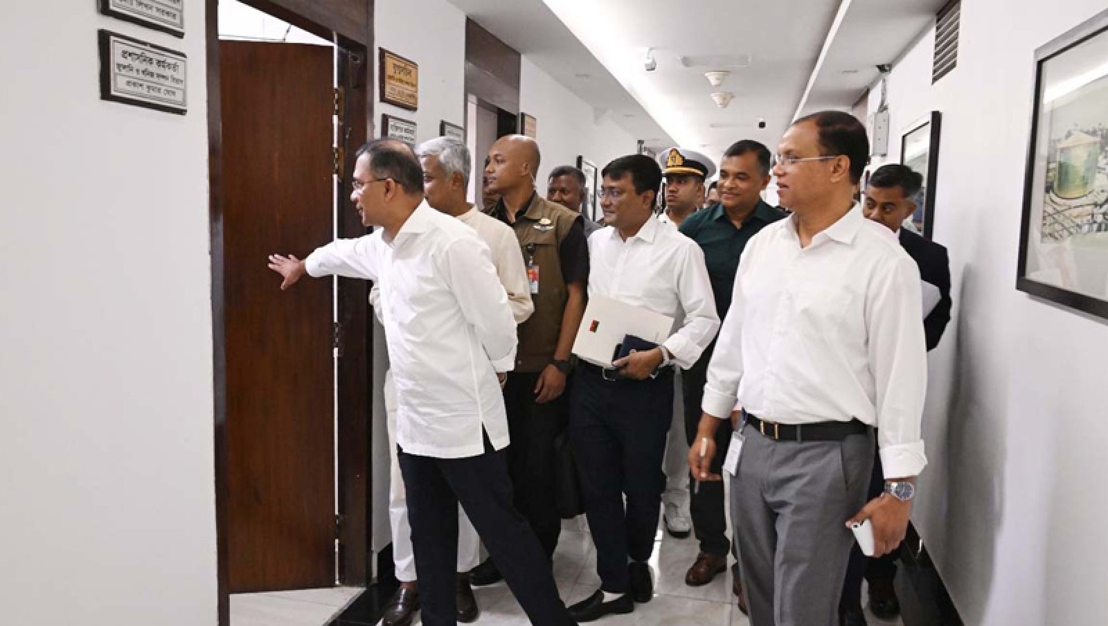 আকস্মিক পরিদর্শনে প্রধানমন্ত্রী: হেঁটে ঘুরলেন সচিবালয়ের বিভিন্ন মন্ত্রণালয়