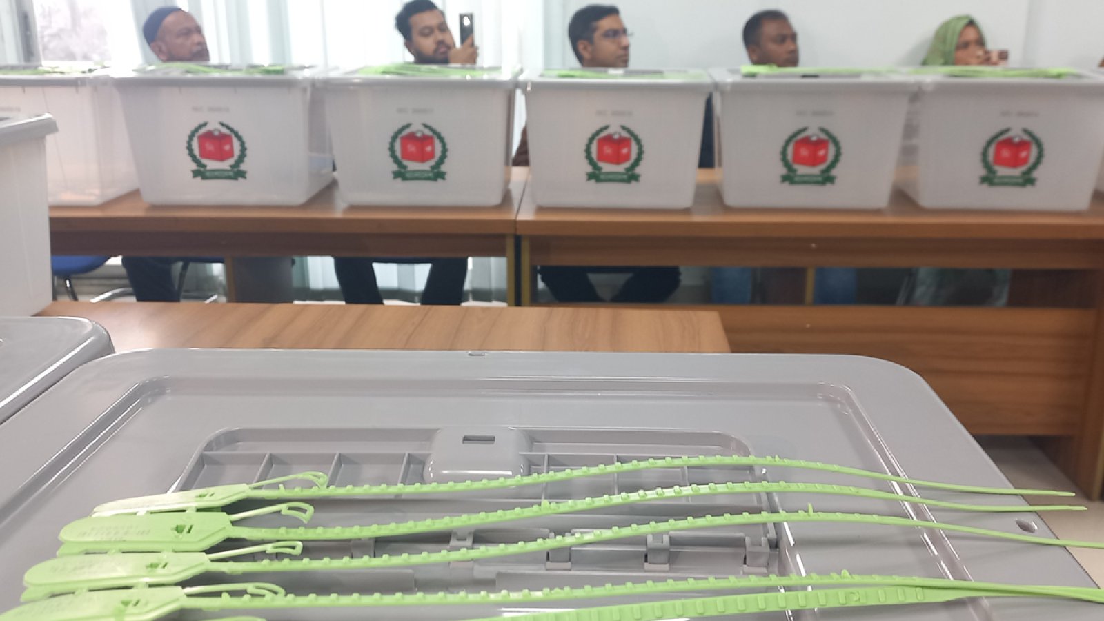 পোস্টাল ব্যালট: কোথায় রাখা হবে, কী পদ্ধতিতে গণনা
