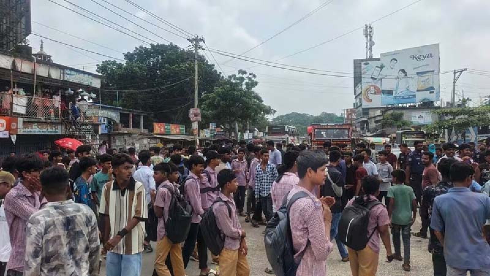 শিক্ষকের মৃত্যুর তদন্ত চেয়ে ক্লাস বর্জন, পুঠিয়ায় মহাসড়ক অবরোধ
