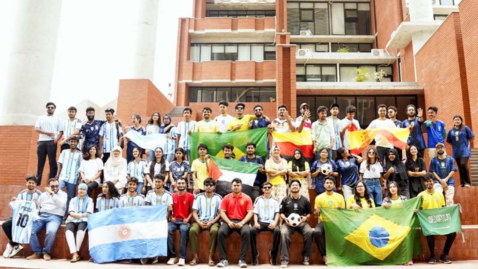 বিশ্বকাপ উপলক্ষে বরেন্দ্র বিশ্ববিদ্যালয়ের সাংবাদিকতা বিভাগের ‘জার্সি ডে’ উদযাপন