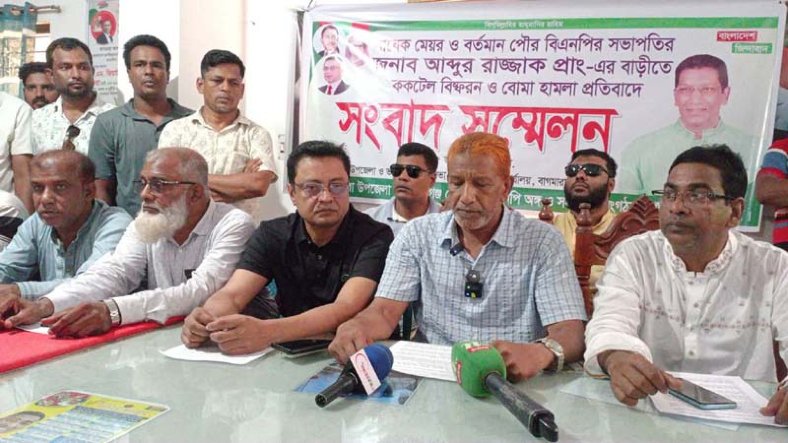 ভবানীগঞ্জ পৌর বিএনপির সভাপতির বাড়িতে ককটেল