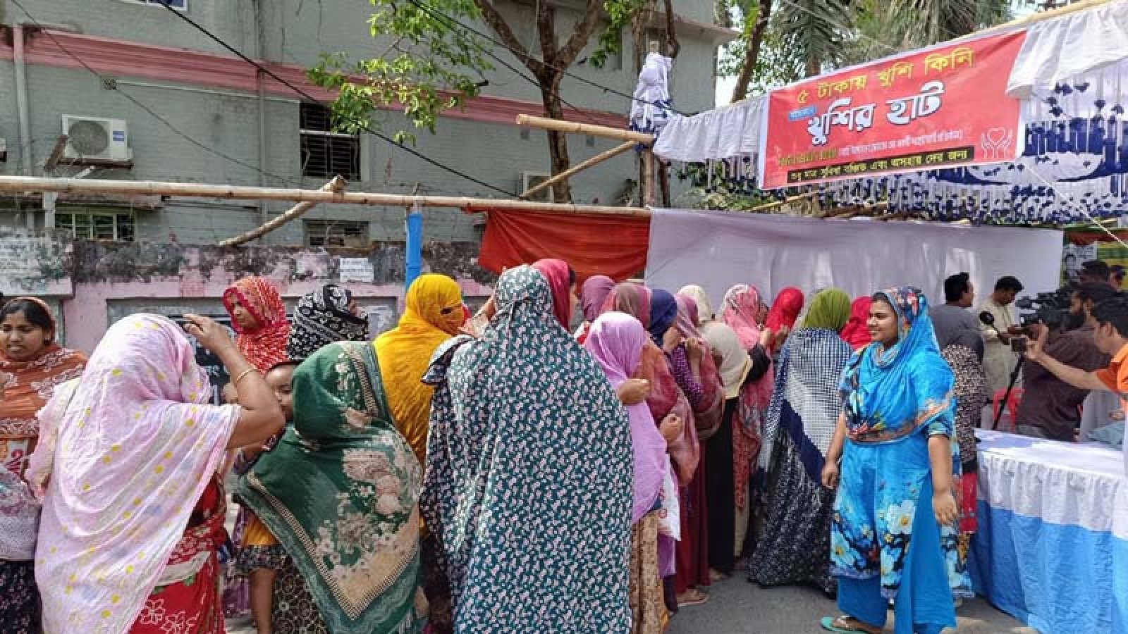 নগরীতে ৫ টাকায় ‘ইদ খুশির হাট’