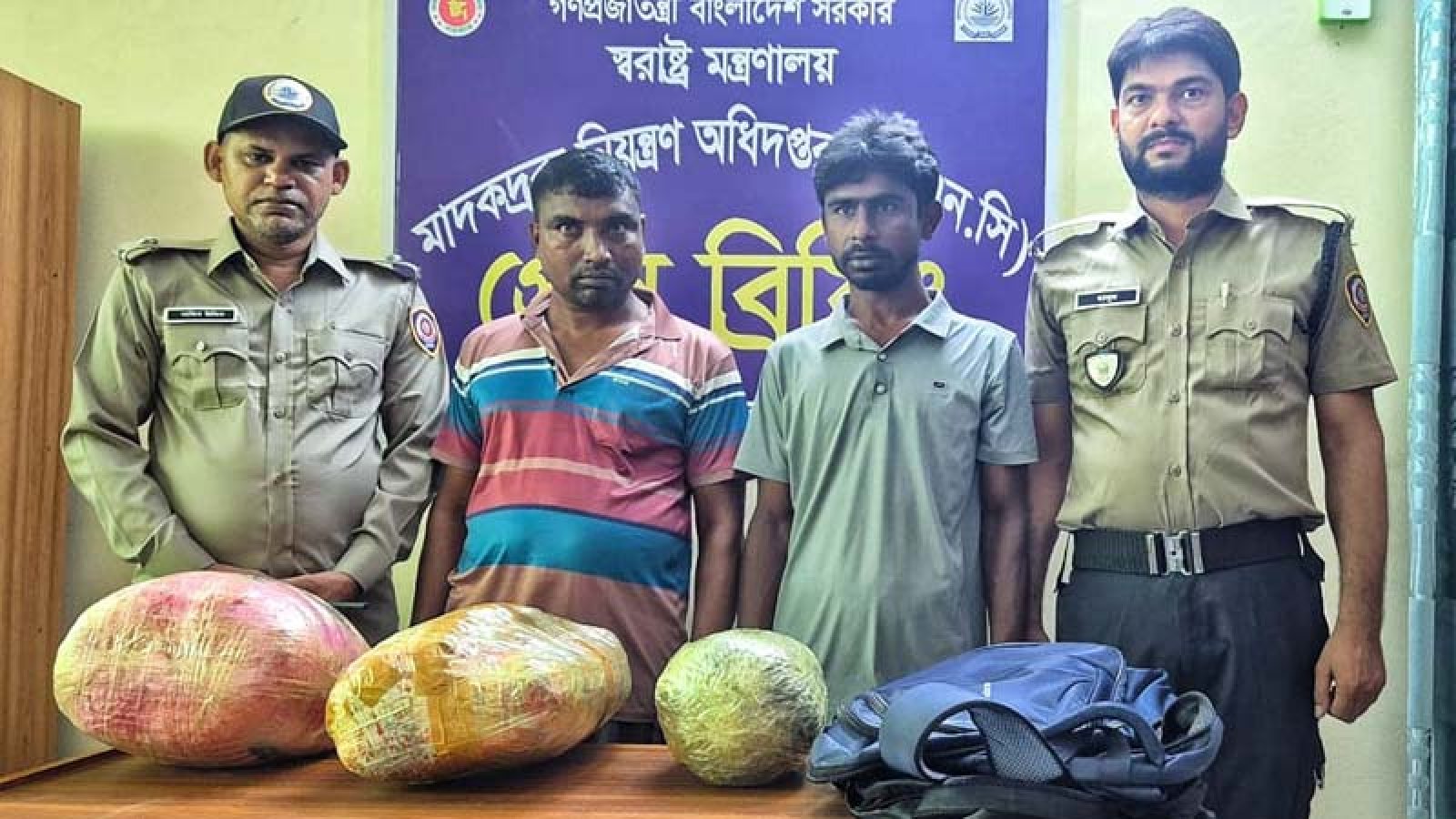 নাটোরে বাসে তল্লাশি করে পাওয় গেলো ১২ কেজি গাঁজা, দুই মাদক কারবারি গ্রেফতার