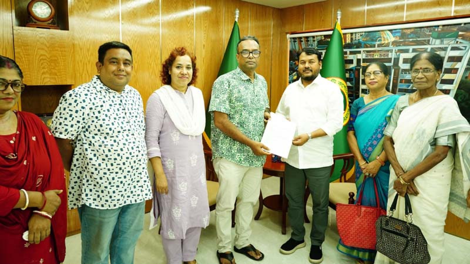 সৌরবিদ্যুৎ প্রকল্প বাস্তবায়নের উদ্যোগ গ্রহণের আবেদন জানিয়ে রাসিক প্রশাসককে স্মারকলিপি প্রদান