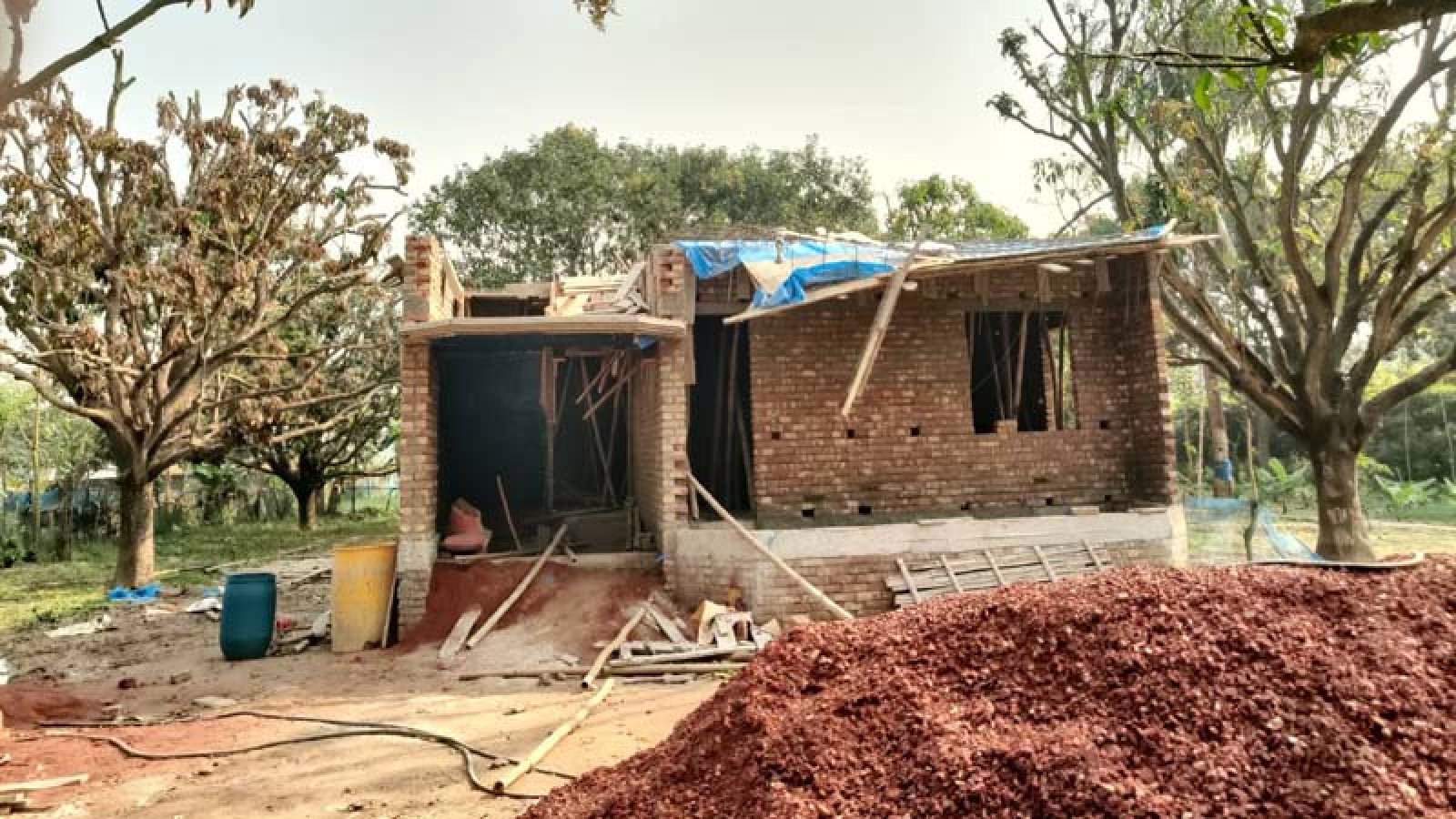 শিবগঞ্জে নির্মাণাধীন বাড়িতে ভাঙচুর ও লুটপাটের অভিযোগ
