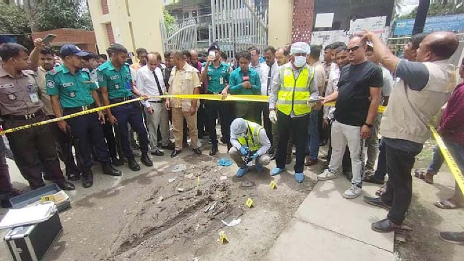 বরিশাল আদালত চত্বরে ককটেল সদৃশ বস্তুর বিস্ফোরণ