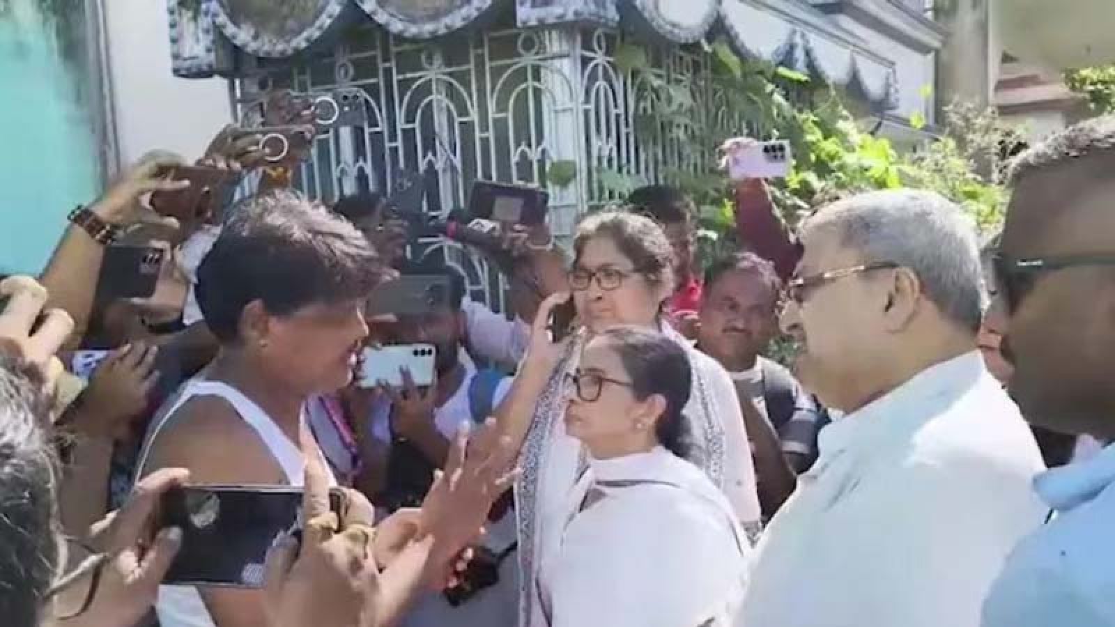 মমতার গাড়িবহরে জুতা ও কাদা নিক্ষেপ, ‘ডাকাতের রানি’ স্লোগান