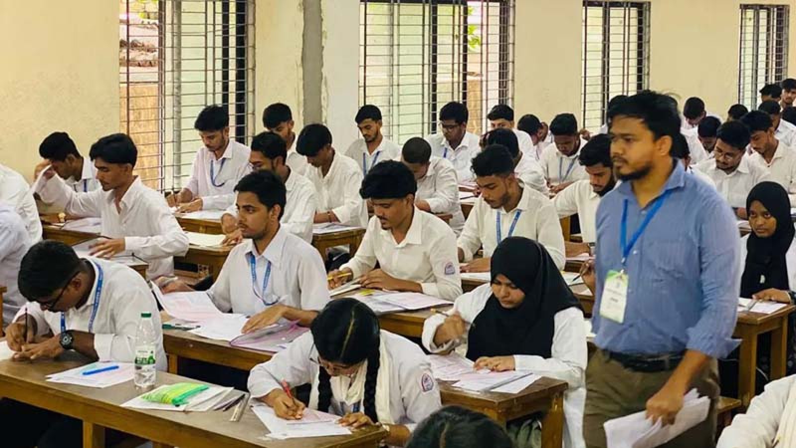 এইচএসসির প্রথম দিনে অনুপস্থিত ২৫ হাজার, বহিষ্কার ৭ পরীক্ষার্থী