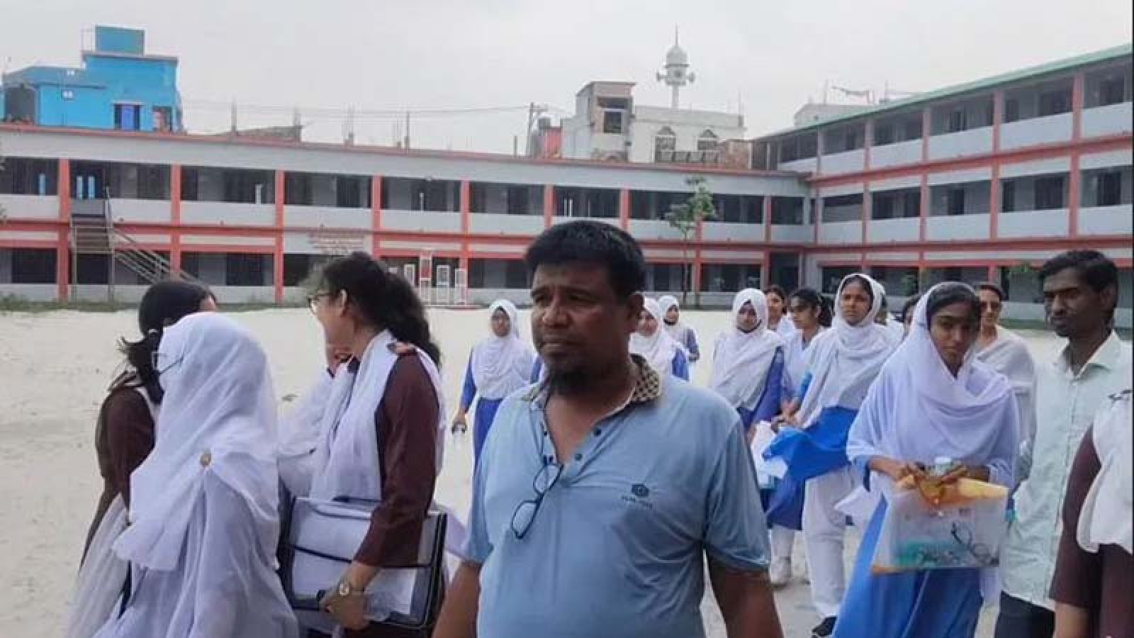 ভুল প্রশ্নে এসএসসি পরীক্ষা, কেন্দ্র সচিবসহ ১১ শিক্ষককে অব্যাহতি