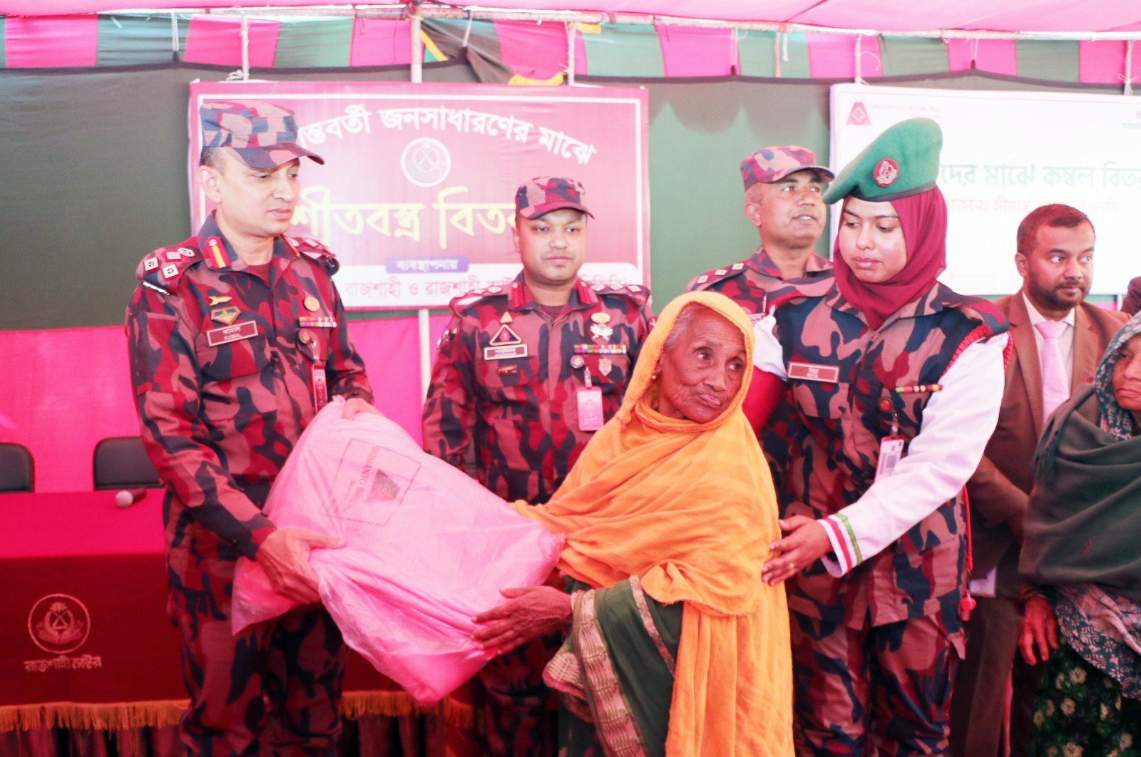বিজিবি কর্তৃক সীমান্তবর্তী এলাকায় শীতার্ত ও অসহায় মানুষের মাঝে শীতবস্ত্র বিতরণ