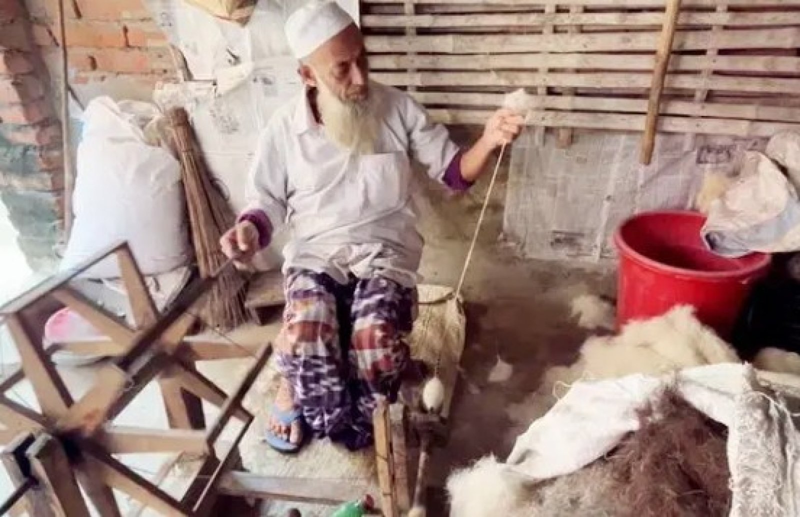 বিলুপ্তির পথে চাঁপাইনবাবগঞ্জের ভেড়ার লোমের কম্বল শিল্প