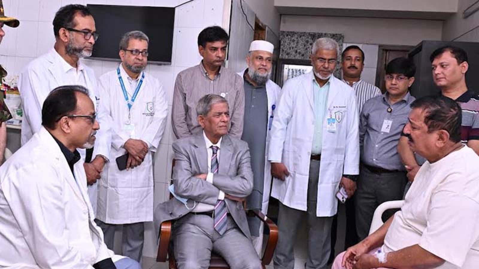 ভূমিমন্ত্রীকে দেখতে হাসপাতালে রাষ্ট্রপতি