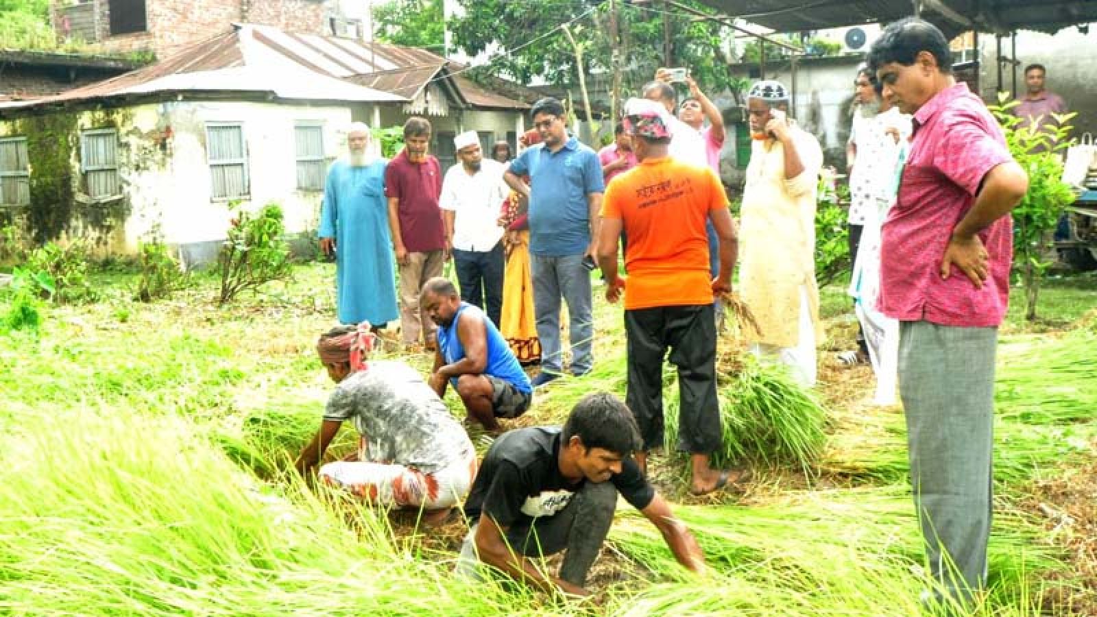 নাটোর পৌর এলাকায় পরিচ্ছন্নতা অভিযান ও মশক নিধন কার্যক্রম পরিদর্শনে পৌর প্রশাসক