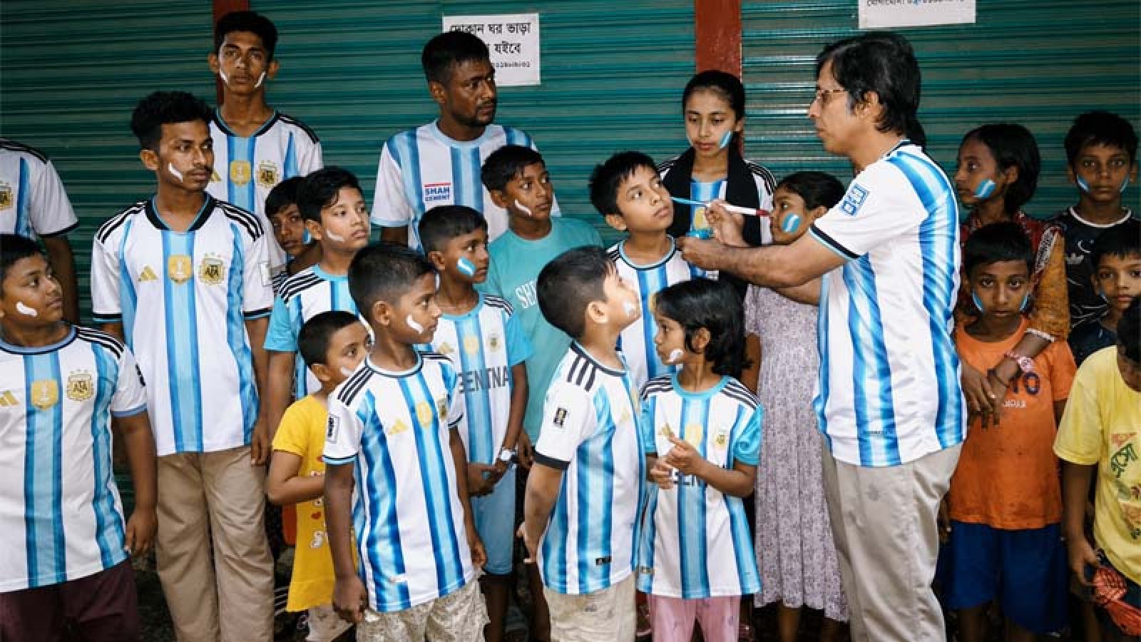 ভালোবেসে তিন হাজার ভক্তের শরীরে আর্জেন্টিনার পতাকা এঁকেছেন হাসমত