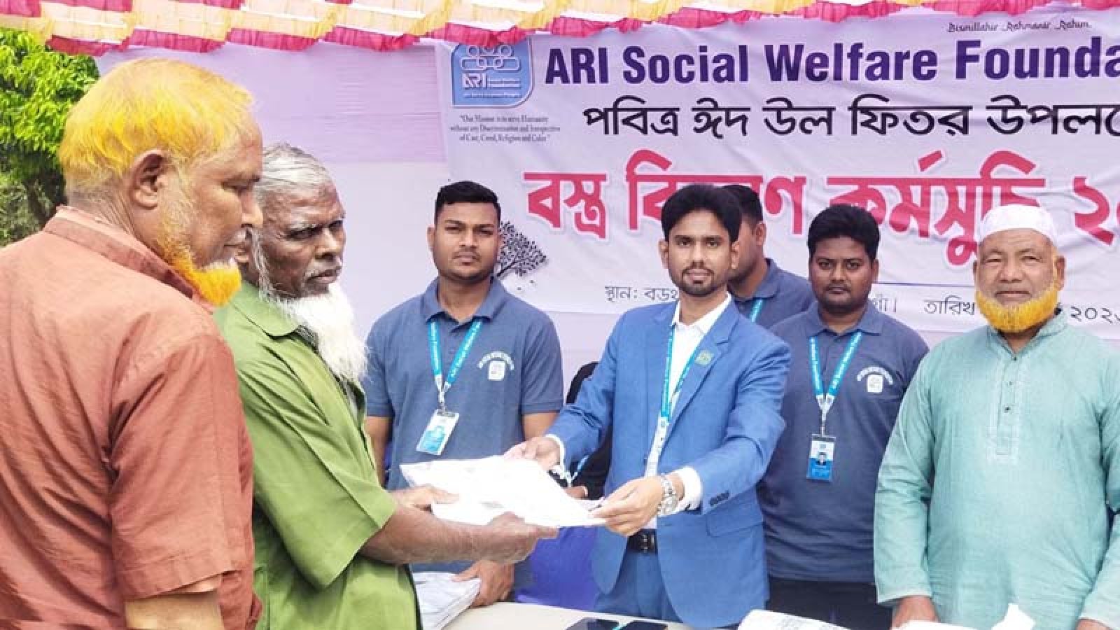 ধামইরহাটে এআরআই সোস্যাল ওয়েলফেয়ার ফাউন্ডেশন কর্তৃক ৫০০ পরিবারে ইদ বস্ত্র বিতরণ