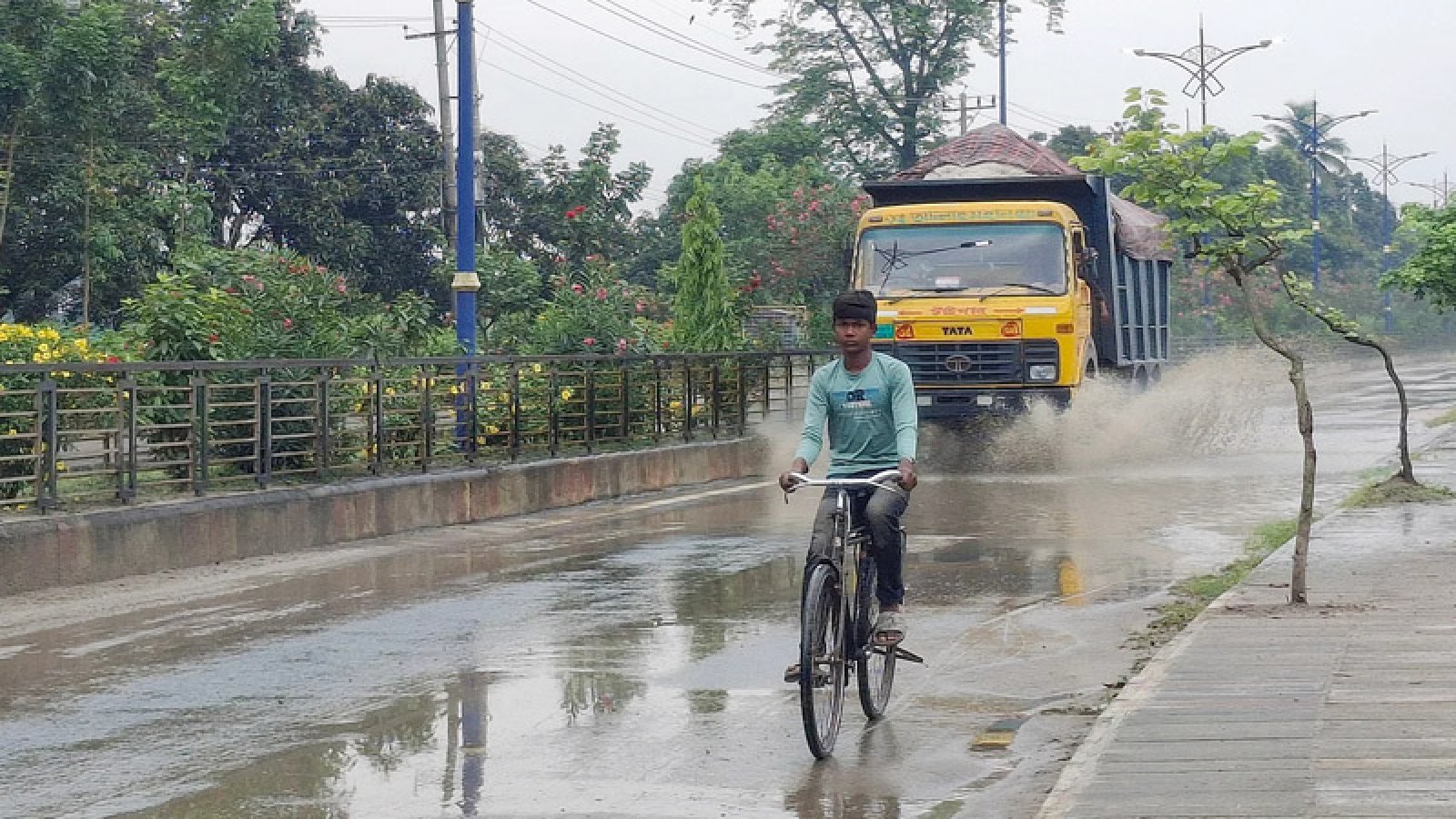 রাজশাহীতে বৃষ্টিতে স্বস্তি, ফসলের জন্য উপকারি