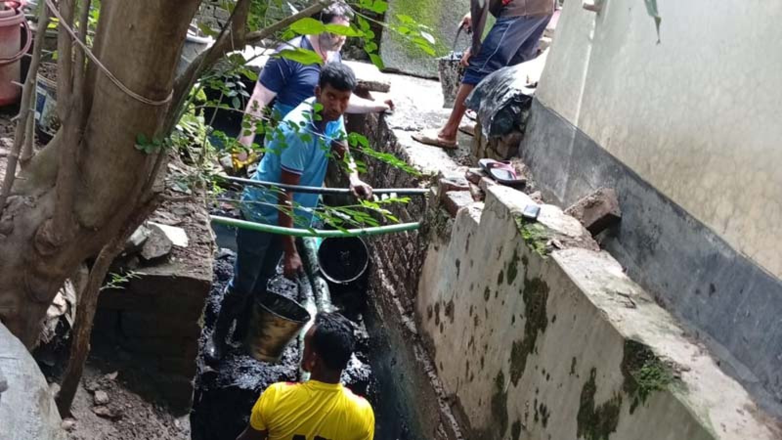 নগরীতে ওয়ার্ড পর্যায়ে ড্রেনের কাদামাটি অপসারণ কার্যক্রম অব্যাহত