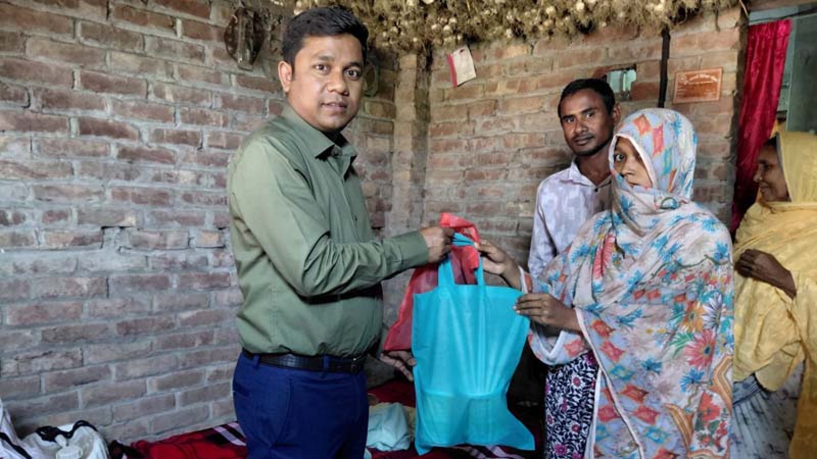 শিবগঞ্জে তিন নবজাতকের পাশে ইউএনও মাজহারুল
