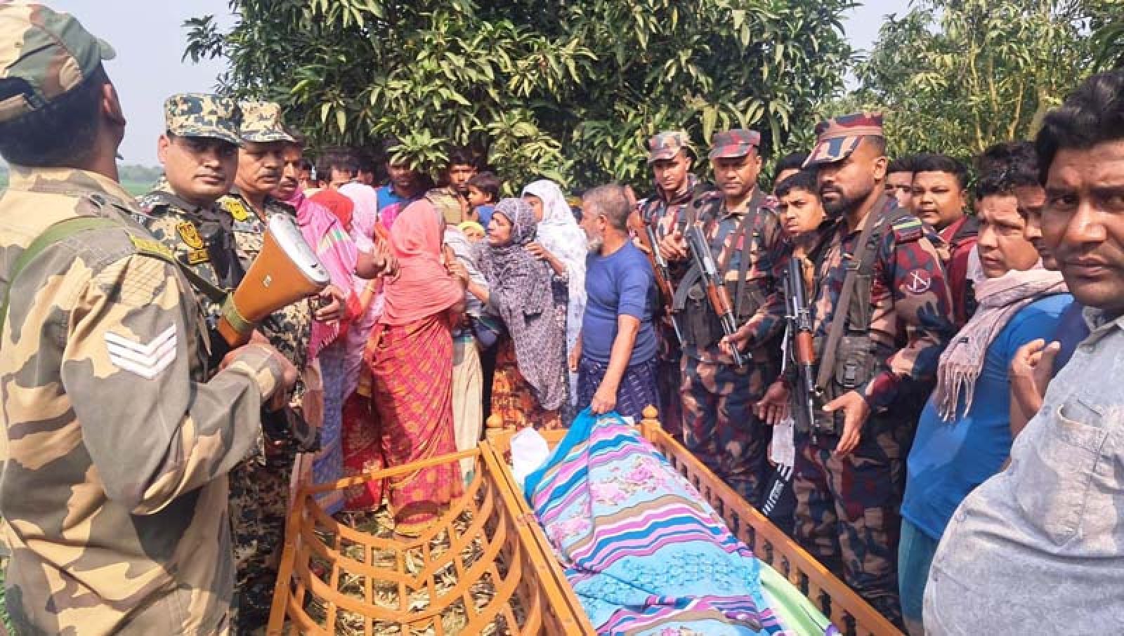 শিবগঞ্জ সীমান্তে স্বজনের লাশ দেখতে পেল ভারতীয় নাগরিক আত্মীয়রা