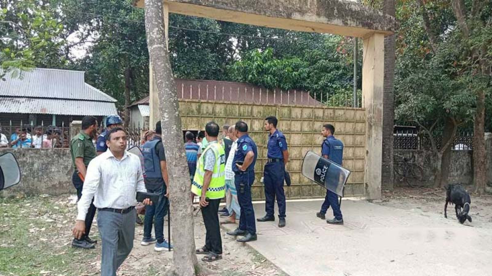 ‘প্রাইভেট পড়াতে রাজি না হওয়ায়’ শিক্ষককে কিল-ঘুষি, গ্রেপ্তার ২ তরুণ