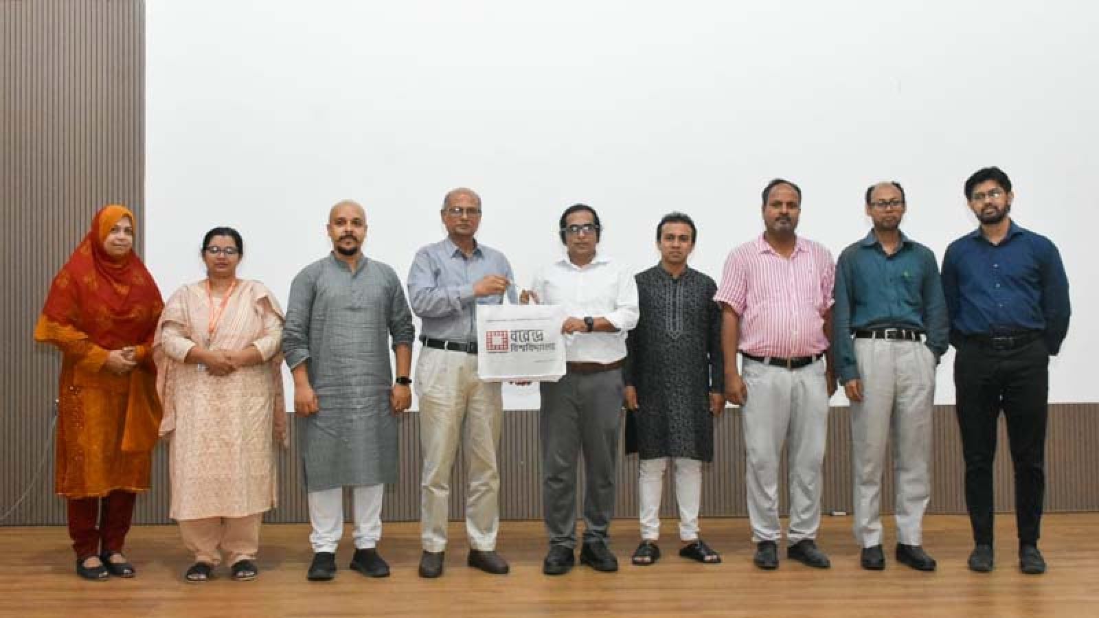 বরেন্দ্র বিশ্ববিদ্যালয়ে ‘নেক্সটজেন ইংলিশ বুটক্যাম্প: ফ্রম একাডেমিক রিসার্চ টু ইন্ডাস্ট্রি সাকসেস’ অনুষ্ঠিত