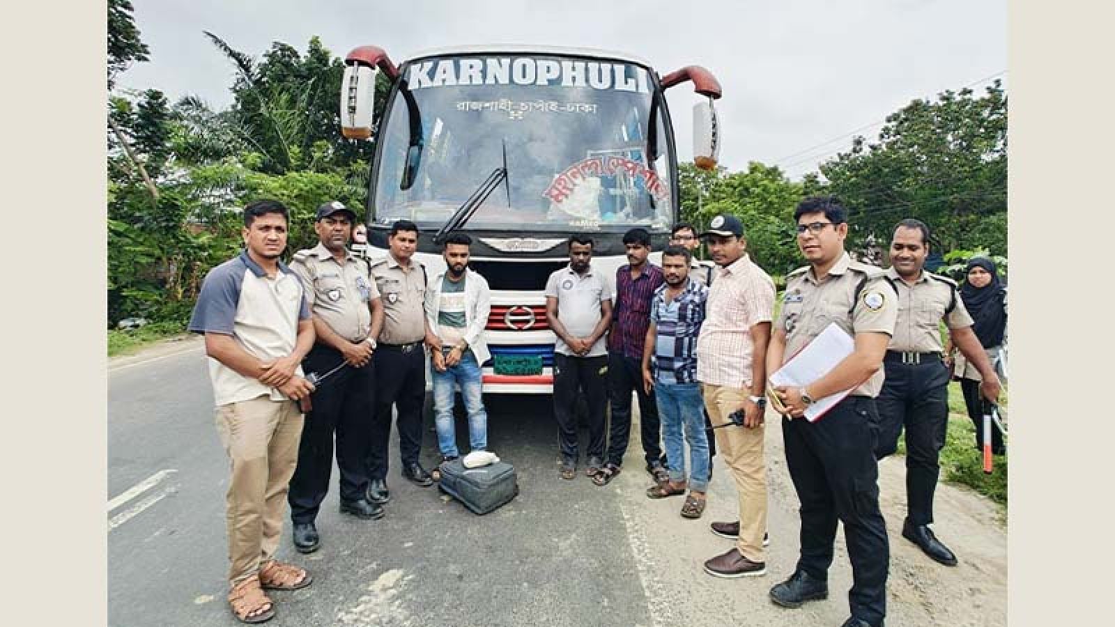 ‘কাট-আউট’ পদ্ধতিতে পাচার হচ্ছিল হেরোইন, গ্রেফতার বাহক