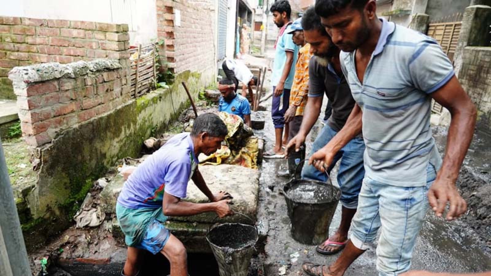 নগরীর বিভিন্ন এলাকায় রাস্তা ও ড্রেন পরিষ্কার-পরিচ্ছন্নতা কার্যক্রম অব্যাহত