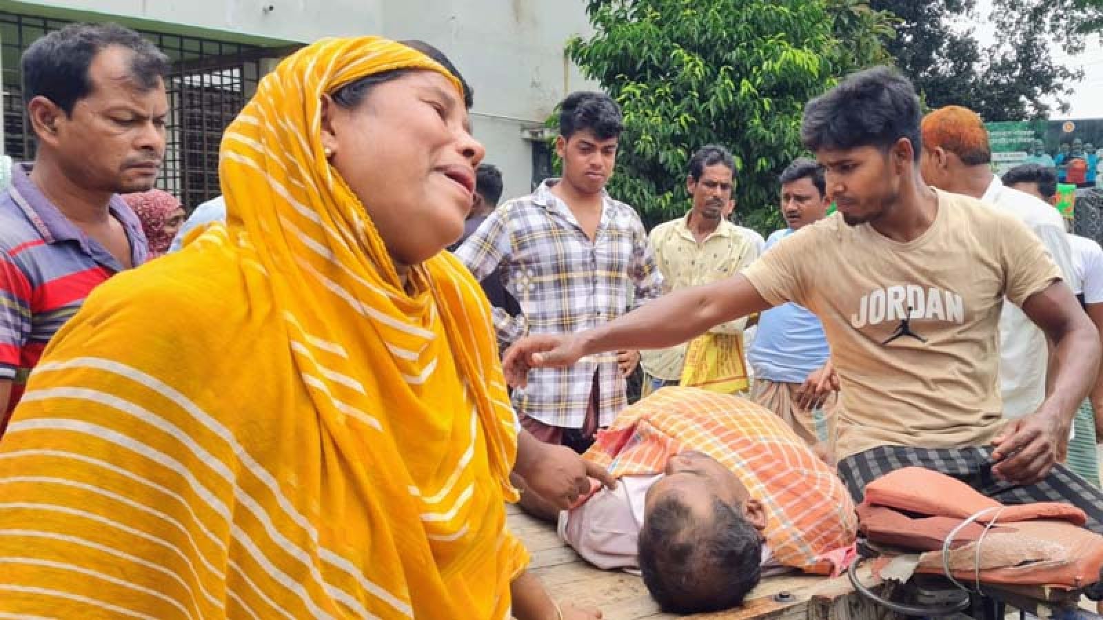 গুরুদাসপুরে বিদ্যুতায়িত হয়ে কৃষকের মৃত্যু