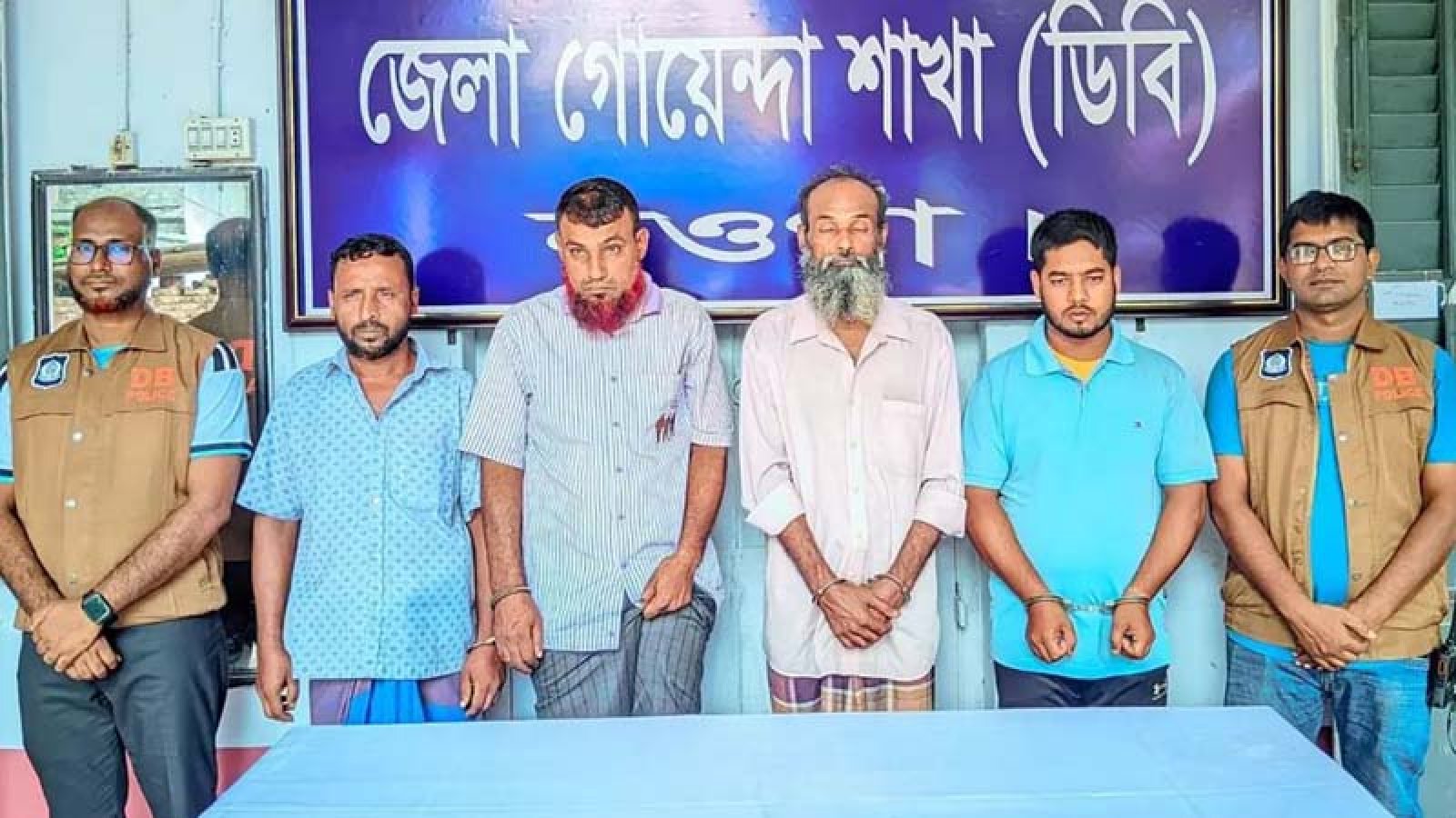 ডাবে চেতনানাশক মিশিয়ে মালামাল লুটে নিতেন তারা