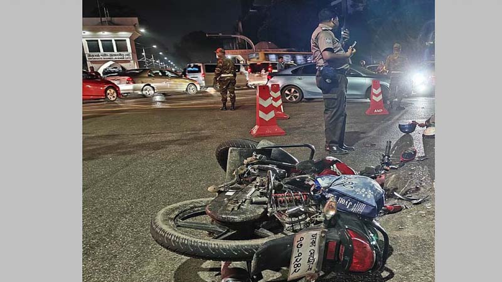 জাহাঙ্গীর গেইটের রাস্তায় রক্তাক্ত লাশ, পাশে ভাঙাচোরা বাইক