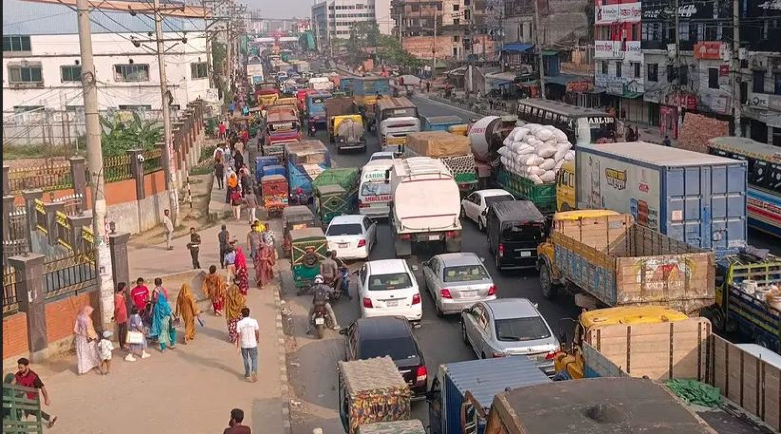 মালবাহী ট্রাক উল্টে ঢাকা-টাঙ্গাইল মহাসড়কে ৪ কিলোমিটার যানজট
