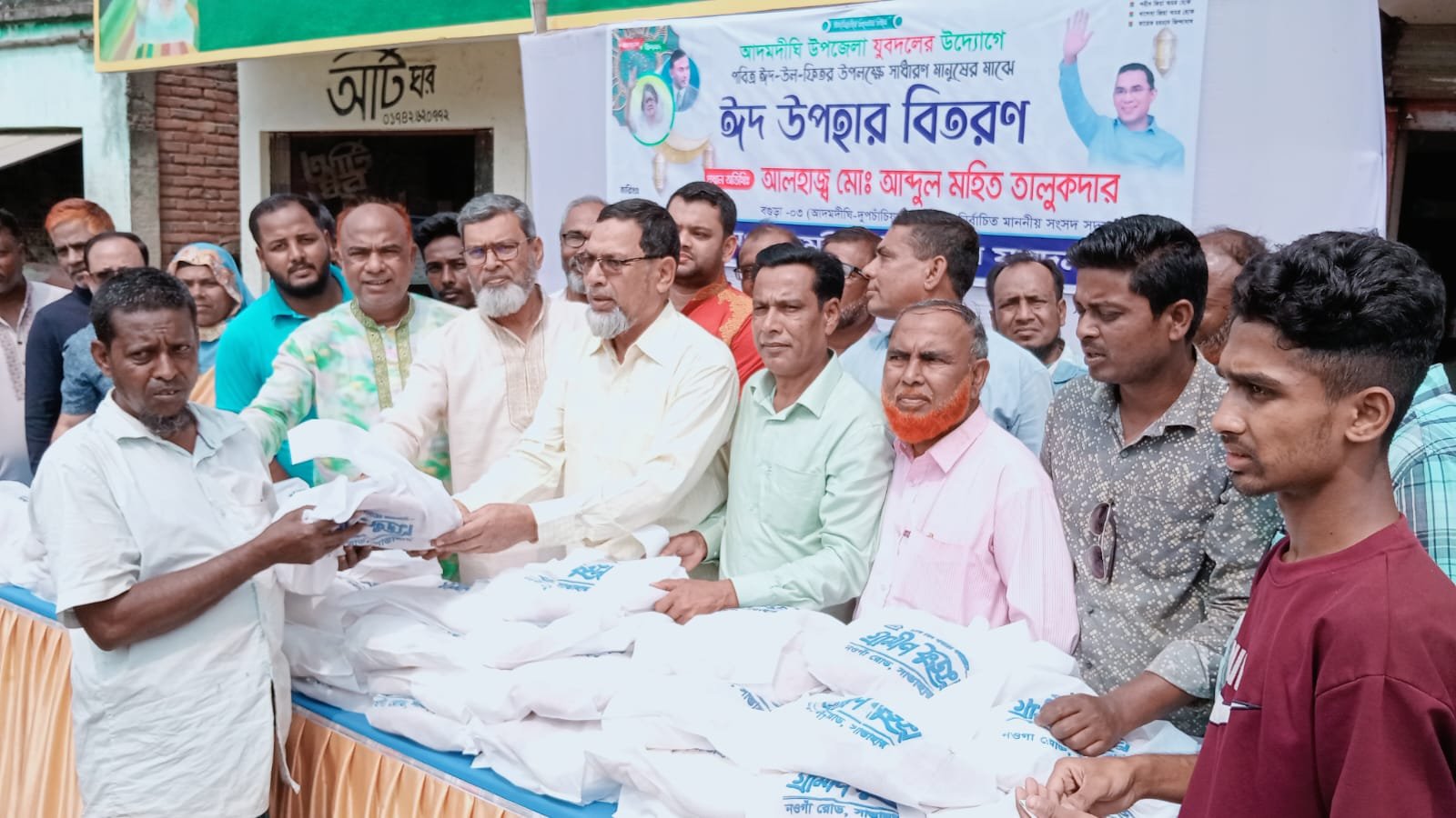 বগুড়ার আদমদীঘি উপজেলা যুবদলের ইদ সামগ্রী বিতরণ