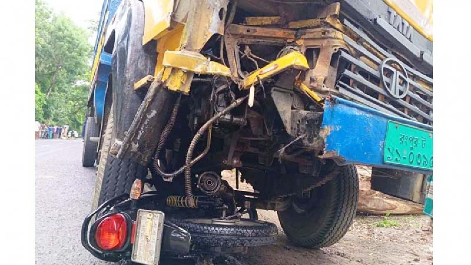 বাগেরহাটের মোটরসাইকেলে ট্রাকের চাপায় তিনজন নিহত
