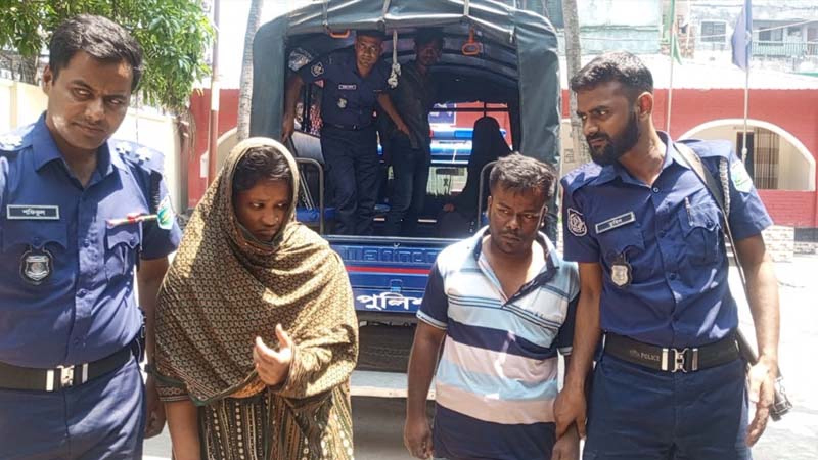 বগুড়ায় নবজাতক হত্যায় মা ও সৎ বাবা গ্রেপ্তার
