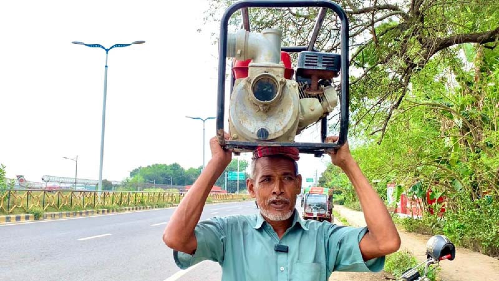 তেলের খোঁজে সেচ পাম্প কাঁধে কৃষক, সেচের অভাবে মাঠে শুকায় ফসল