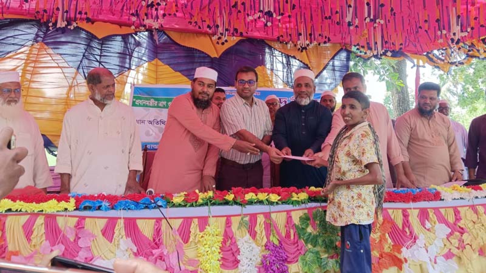 গোমস্তাপুরে প্রধানমন্ত্রীর ইদ উপহার বিতরণ