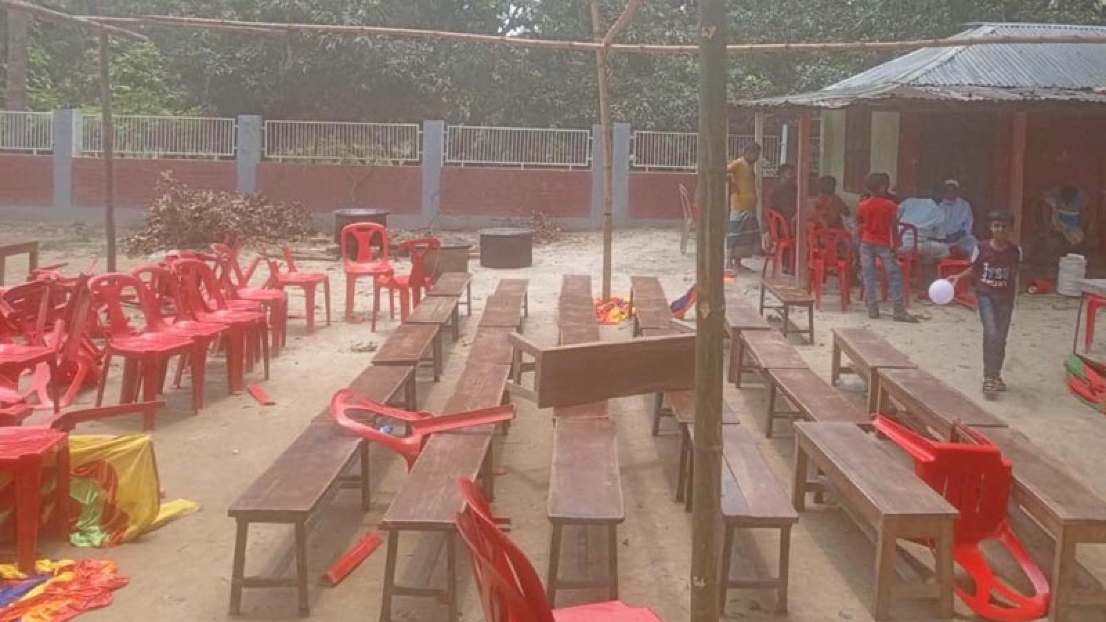 ঈশ্বরদীতে সাবেক এমপিকে প্রধান অতিথি করায় মঞ্চ, প্যান্ডেল ভাঙচুর