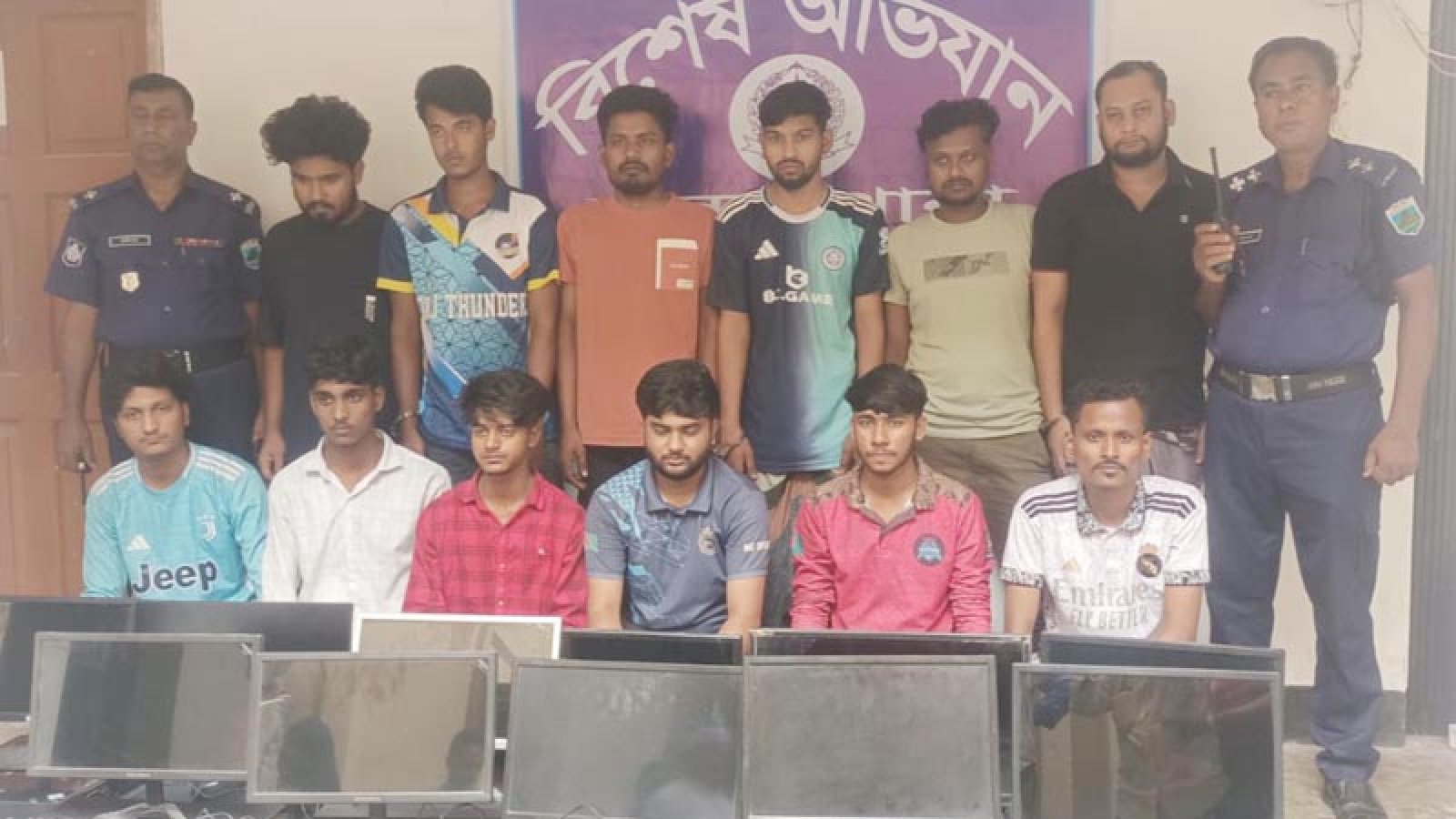 মান্দায় অনলাইন জুয়ার আসরে অভিযান, ১৫ জন গ্রেপ্তার
