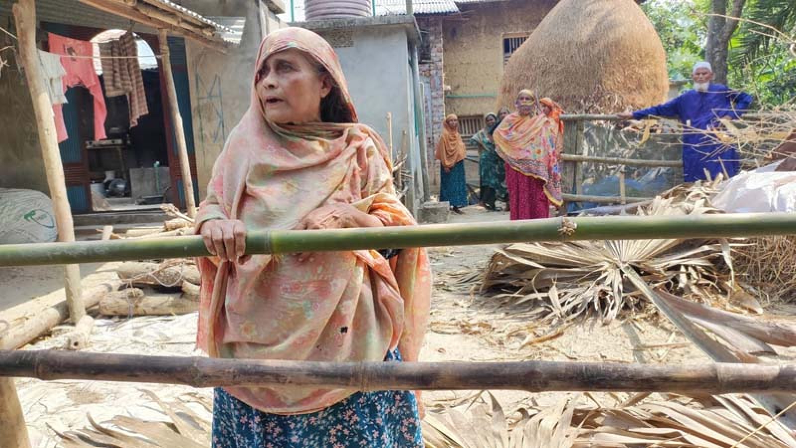আদমদীঘিতে আ’লীগ নেতাকে চাঁদা না দেয়ায় একমাস ধরে অবরুদ্ধ প্রবাসী পরিবার
