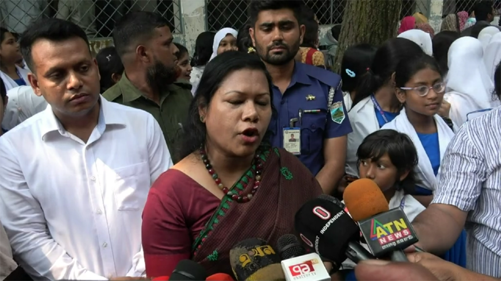 অনিয়মের অভিযোগে বিক্ষোভ, ছুটিতে নাটোরের প্রধান শিক্ষক