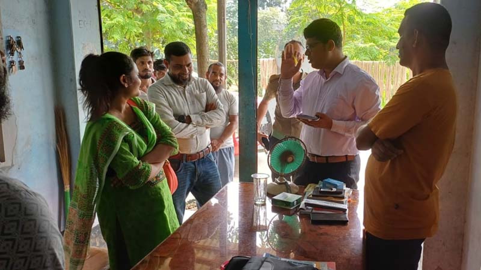চাটমোহরে বেশি দামে সার বিক্রি করায় ৪ ব্যবসায়ীকে জরিমানা