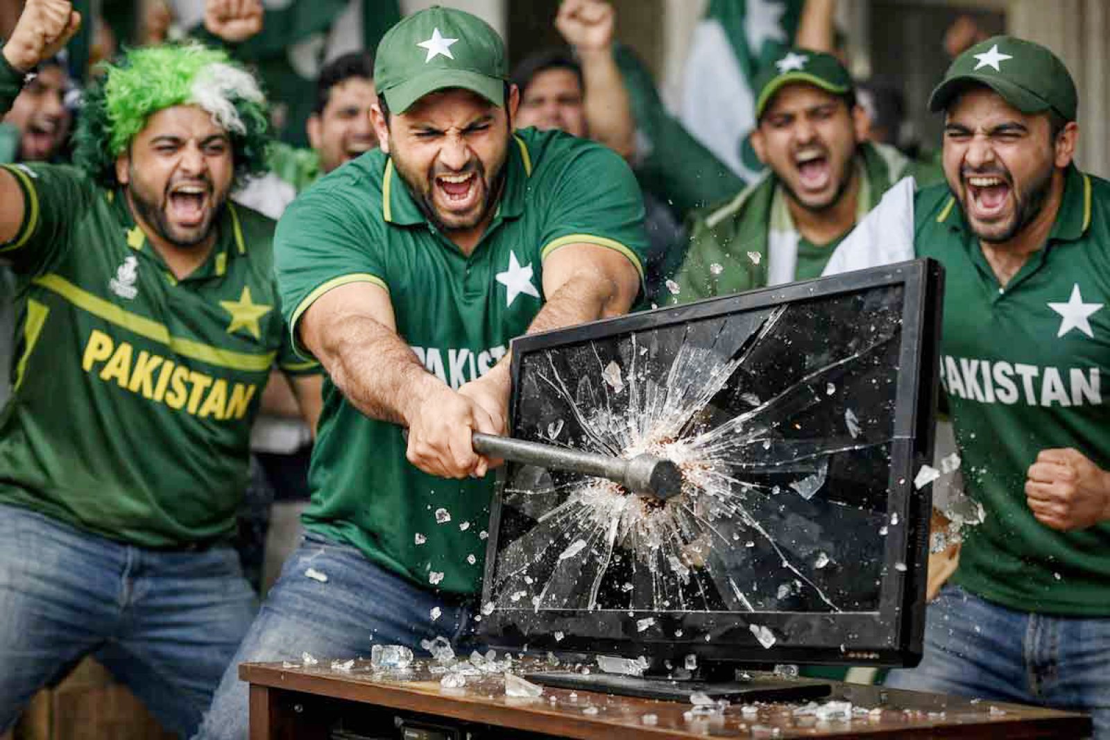 ভারতের কাছে ভরাডুবির পর পাকিস্তানি সমর্থকের টিভি ভাঙচুরের ভিডিও ভাইরাল