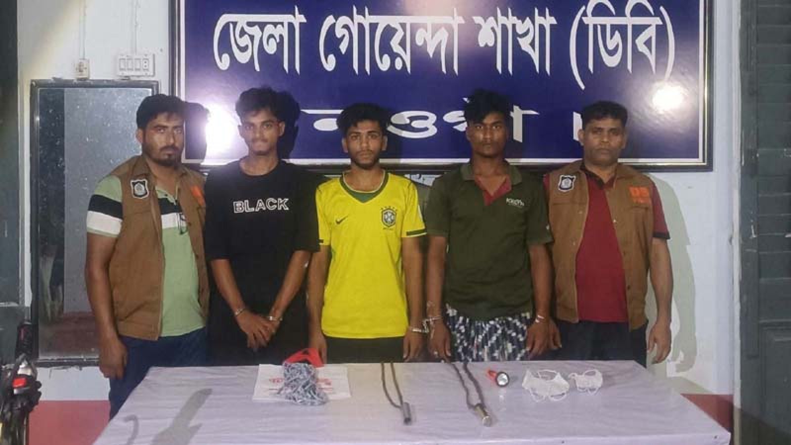 পোরশায় সড়কে ডাকাতির প্রস্তুতিকালে তিনজন আটক