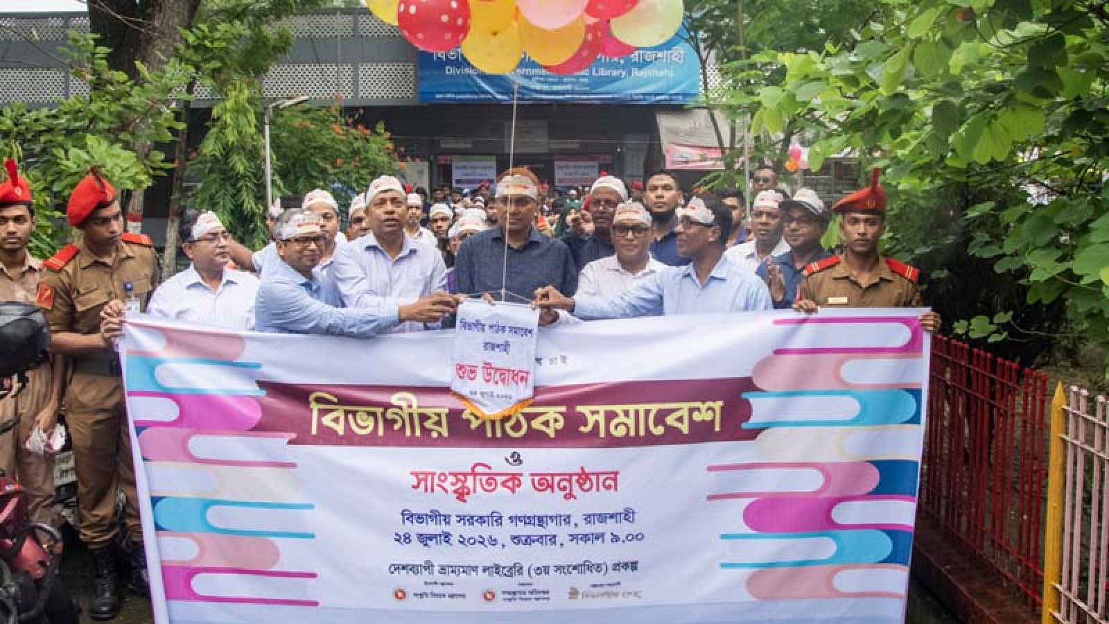 সন্তানদের হাতে প্রয়োজন ছাড়া স্মার্টফোন না দিয়ে বই পড়া ও সৃজনশীল কর্মকাণ্ডে সম্পৃক্ত করতে হবে : বিভাগীয় কমিশনার