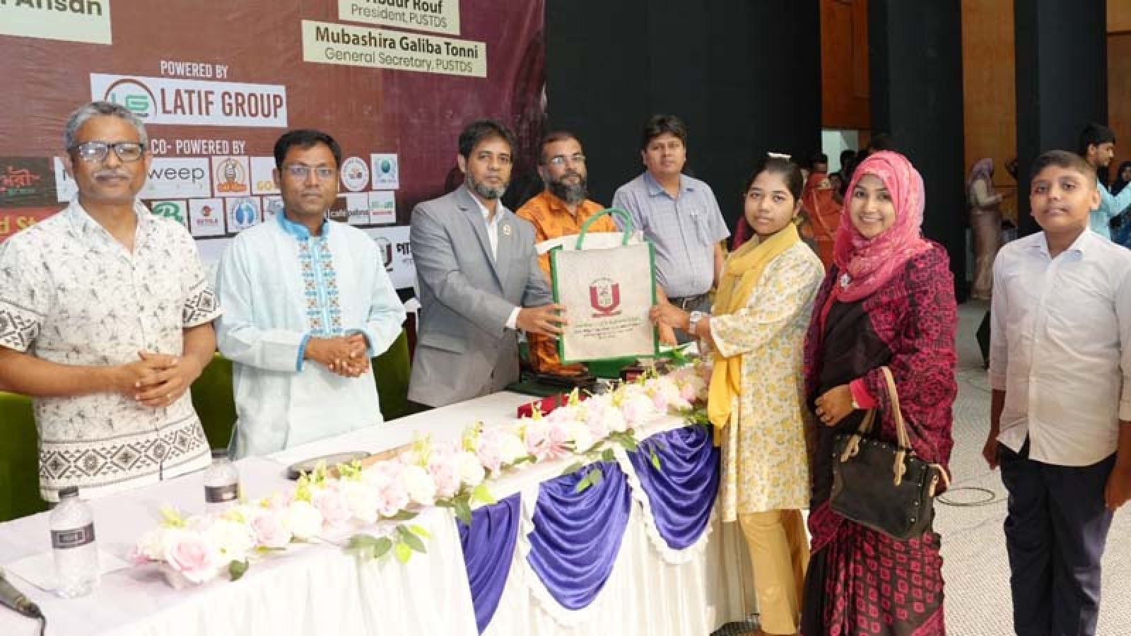শিক্ষক-শিক্ষার্থীদের হাতে বই তুলে দিচ্ছেন উপাচার্য অধ্যাপক ড. আবুল হাসনাত