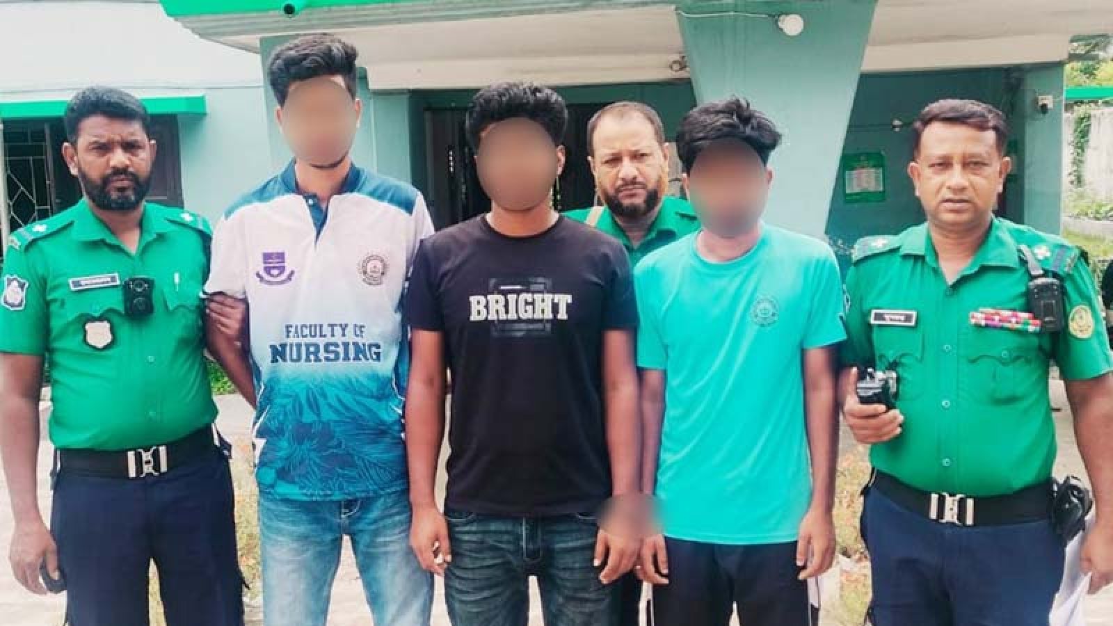 চোর সন্দেহে স্ট্যাম্প দিয়ে পিটিয়ে হত্যা, রাজশাহী নার্সিং কলেজের তিন শিক্ষার্থী গ্রেফতার