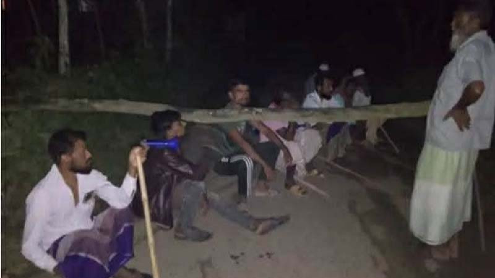 তাড়াশে গরু চুরি ঠেকাতে রাস্তায় গাছ ফেলে রাতভর পাহারা গ্রামবাসীর