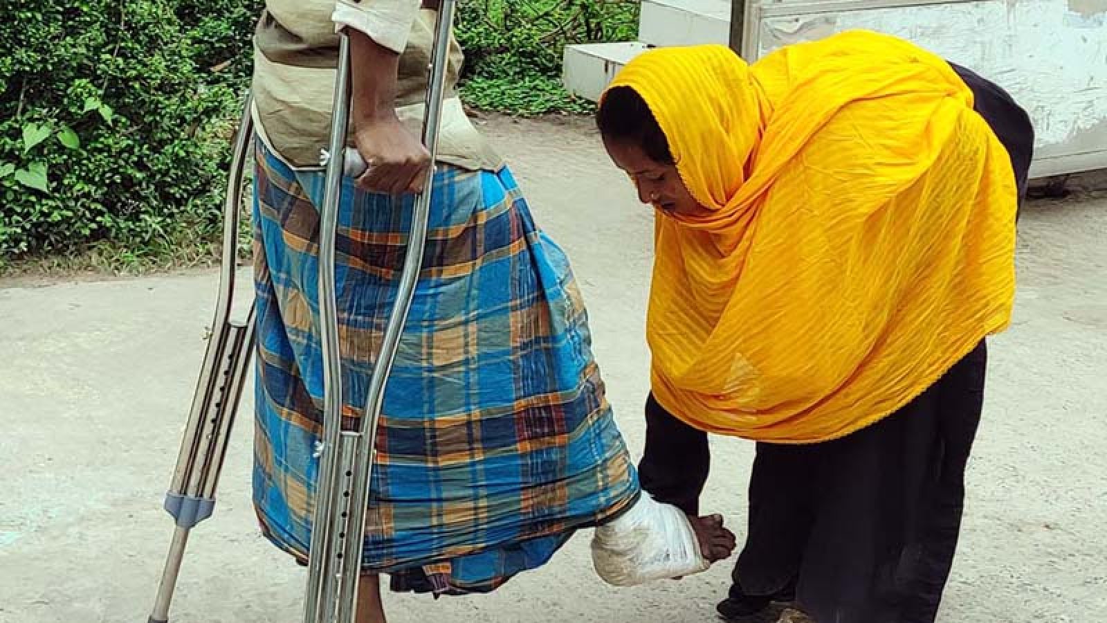 বদলগাছীতে অসুস্থ স্বামীকে পা ধরে হাটাচ্ছিলেন স্ত্রী