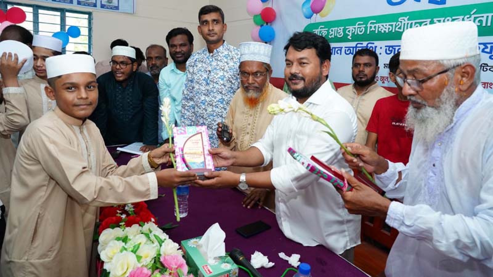 বুধপাড়া আলিম মাদ্রাসায় কৃতী শিক্ষার্থীদের সংবর্ধনা